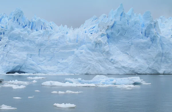 Patagonische Landschaft mit See und Gletscher. — Stockfoto