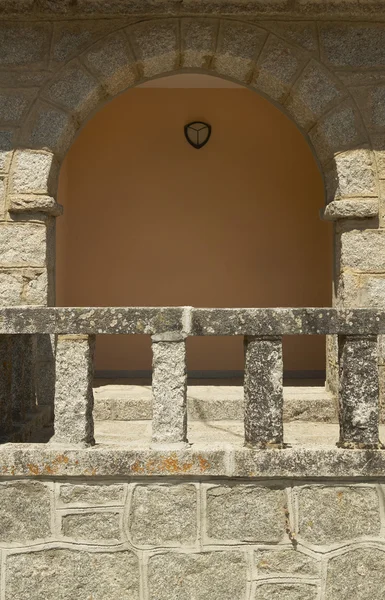 Fachada de pedra de edifício antigo com arco e parede de tom quente . — Fotografia de Stock