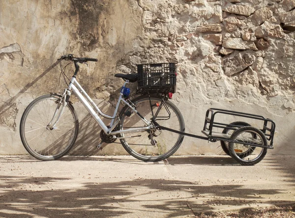 Bisiklet ve bir duvar bir taşıma kılıfı. — Stok fotoğraf