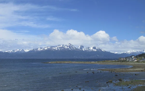 Patagoniska landskapet med bergen och sjön. — Stockfoto
