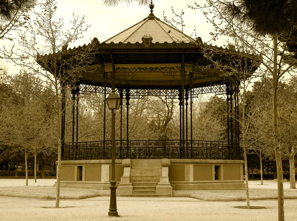 Bâtiment ancien pour musiciens dans un parc . — Photo