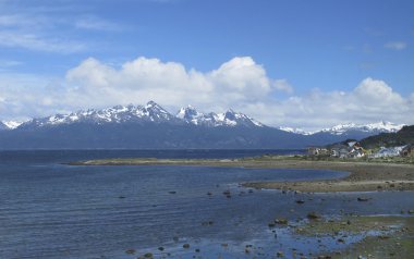 Patagonya göl ve dağ manzarası