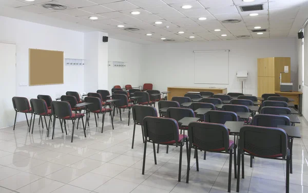 Intérieur de la salle de classe avec projecteur, écran et chaises — Photo