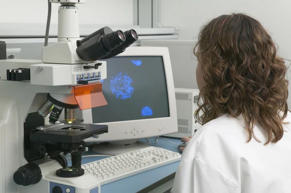 Laboratorium med vetenskapliga, Mikroskop och monitor — Stockfoto