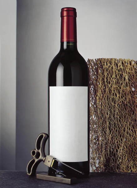 Stillleben mit einer Flasche Rotwein — Stockfoto