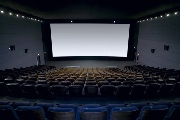 ekran ve koltuklar ile sinema iç