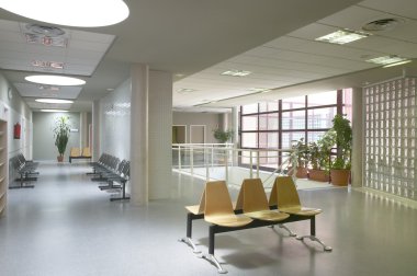 Modern binanın iç. bekleme yeri sandalye ile