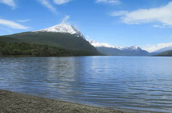 Paisaje patagónico con montañas de lago y nieve — Foto de Stock