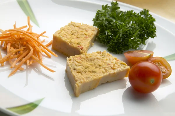 Atum com salada em um prato branco — Fotografia de Stock