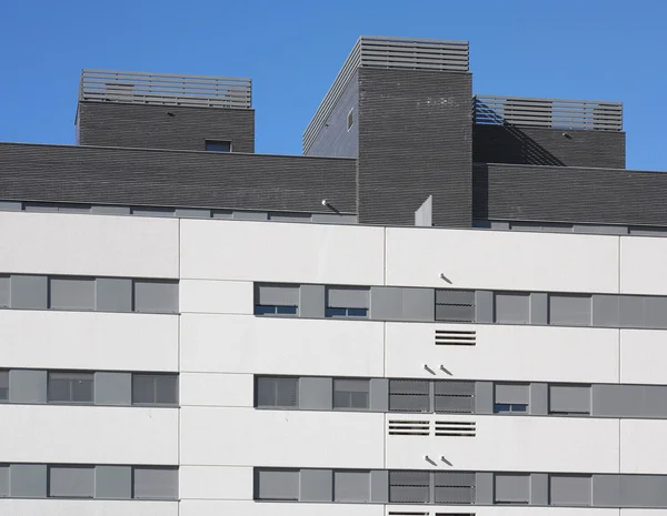 Moderne Gebäudefassade mit blauem Himmel — Stockfoto