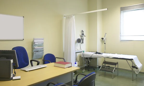 Krankenhausarztzimmer mit Ausstattung und Schreibtisch — Stockfoto