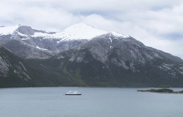 Paisaje patagónico con lago y crucero — Foto de Stock