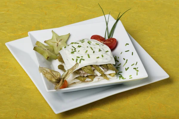 Szparagi i serem sałatka z żółtym tle — Zdjęcie stockowe