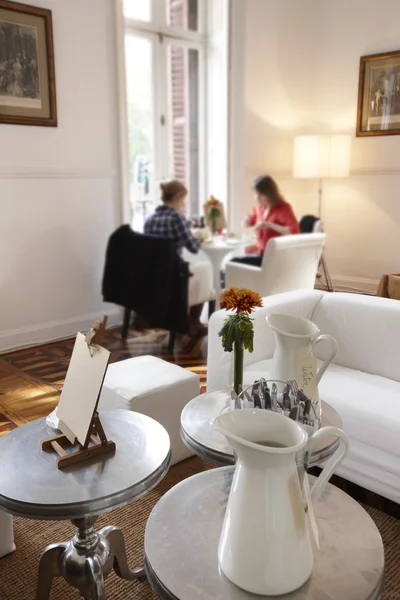 Interior da cafetaria com pessoas tomando café da manhã — Fotografia de Stock