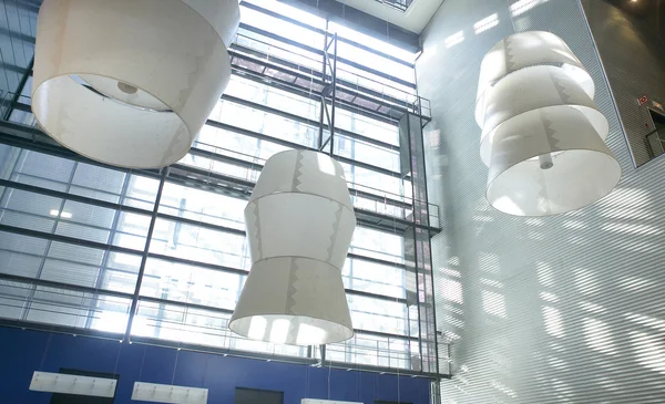 Interior de edifício moderno com lâmpadas em tom azul — Fotografia de Stock