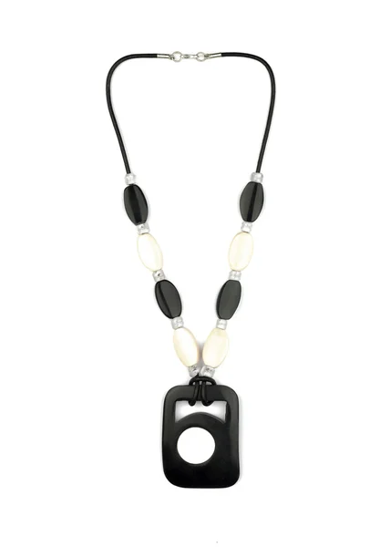Черно-белое ожерелье изолировано на белом — стоковое фото