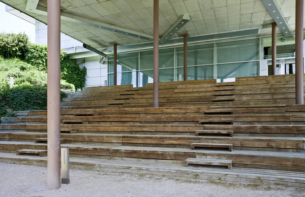 Escalier en bois dans un bâtiment moderne — Photo