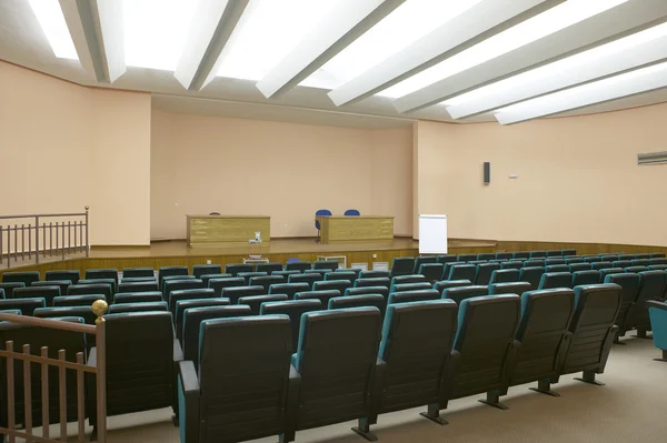 Konferensrum med vitt tak och stolar — Stockfoto