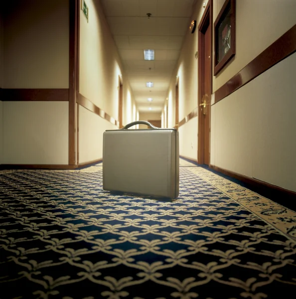 在一家酒店的走廊现代公文包 — 图库照片