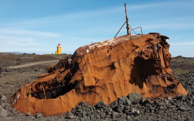 İzlanda. Reykjanes Yarımadası. paslı gemi ve volkanik toprak.