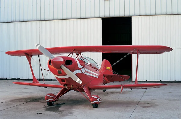 Rode vliegtuig en open hangar deur — Stockfoto