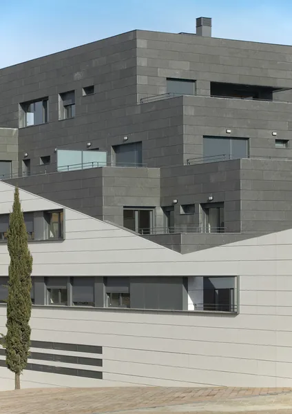 灰色的现代住宅建筑立面 — 图库照片