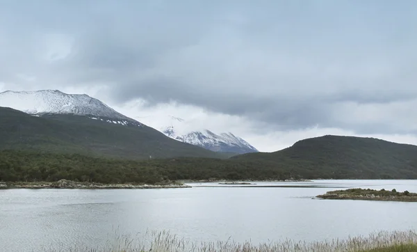 Paisaje patagónico con montañas y lago — Foto de Stock