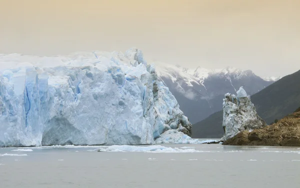 Patagonskou krajinu s ledovci a jezero — Stock fotografie