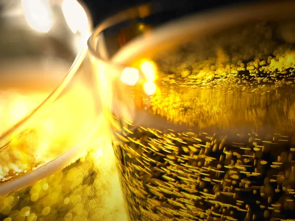 Деталі бульбашок шампанського в окулярах — стокове фото