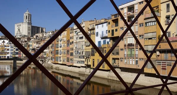 Espanha. Catalunha. Girona. Fachadas coloridas e catedral . — Fotografia de Stock