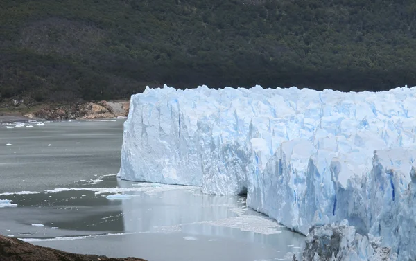 Paesaggio patagonico con ghiacciaio, montagna e lago — Foto Stock