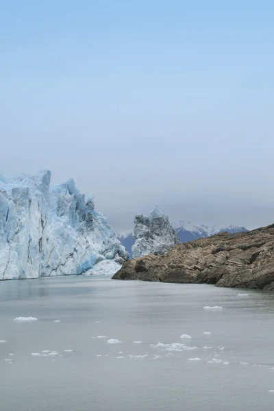 Patagonische Landschaft mit Gletscher und Felsen — Stockfoto