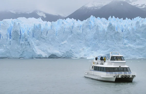 Paesaggio patagonico con ghiacciaio e crociera — Foto Stock