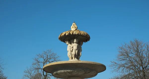 Fuente de piedra en un parque con cielo azul — Foto de Stock