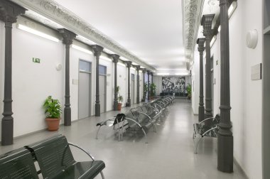 metal sandalye ile modern bina bekleme odası