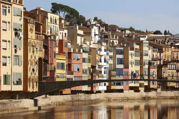Espanha. Catalunha. Girona. Casas coloridas e ponte . — Fotografia de Stock