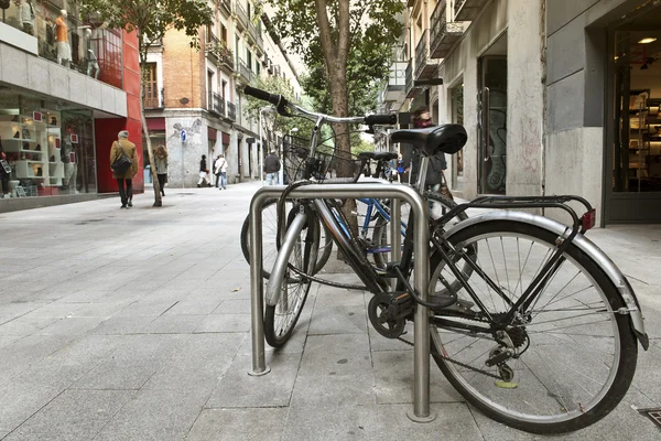 Vergrendelde fietsen op een stedelijke straat — Stockfoto