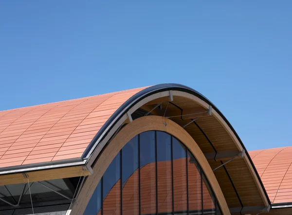 Edifício moderno telhado de cerâmica em tons de laranja — Fotografia de Stock
