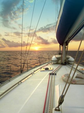 gün batımında Akdeniz'de yelken