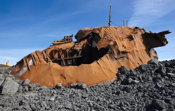 Исландия. Полуостров Рейкьянес. Ржавое судно и вулканическая земля . — стоковое фото