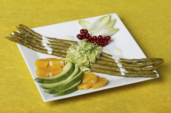 Salade d'asperges décorée sur fond jaune — Photo