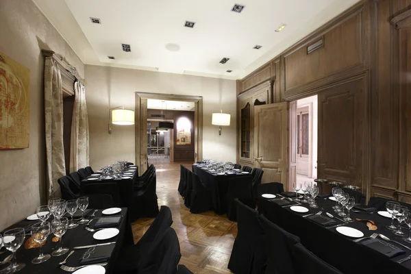 Restaurante interior com mesas decoradas em tons pretos — Fotografia de Stock