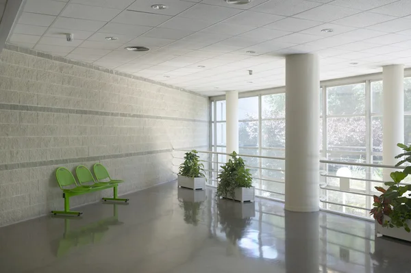 Modern building waiting area with metallic chairs — Stock Photo, Image