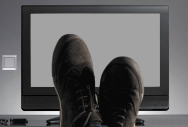TV ve nötr arka planla yak²n Ayakkabı