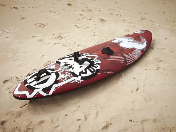 Tabla de surf roja en la playa mediterránea — Foto de Stock