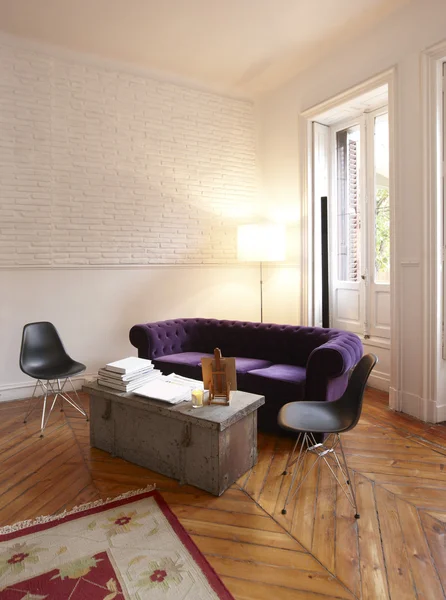 Lägenhet interiör med vit tegelvägg och fönster — Stockfoto