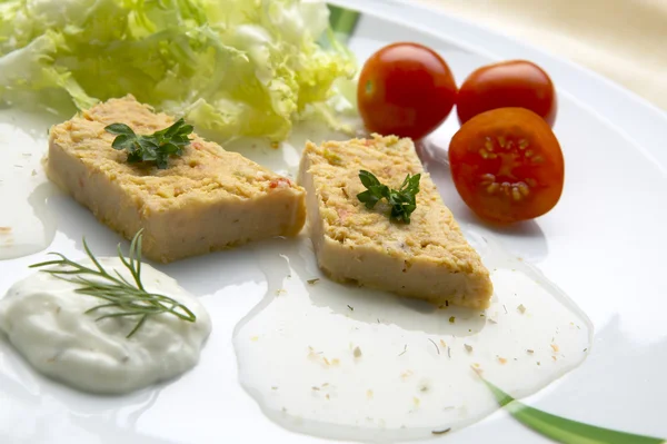 Tonfisk sallad med tomater och sallad — Stockfoto