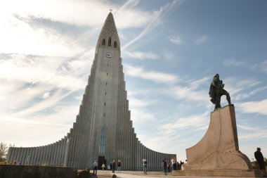 İzlanda. Reykjavik. tanımlıkHallgrimskirkja Kilisesi ve leif heykeli