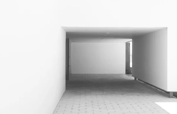 现代建筑入口走廊在白色的色调 — 图库照片