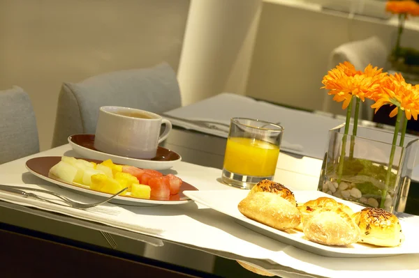 Pequeno-almoço em uma cafetaria do hotel — Fotografia de Stock